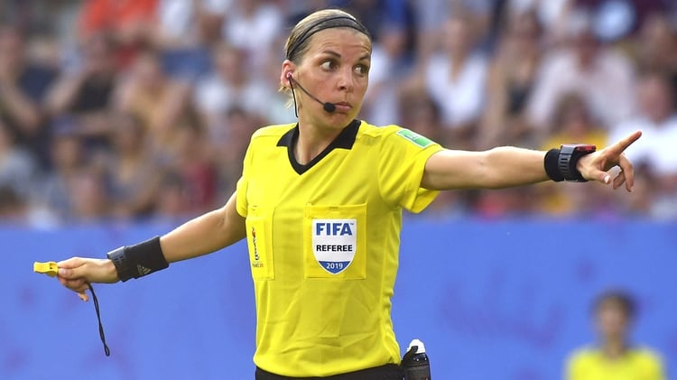 Stephanie Frappart ya fue designada para dirigir durante la temporada 2019/2020 en la Ligue 1 (Photo by Damien MEYER / AFP)