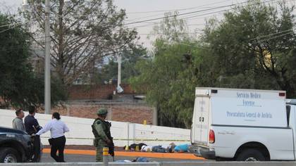 Soldados mexicanos resguardan la zona en donde personas fueron atacadas por un grupo armado el pasado 18 de mayo, en el municipio de Apaseo el Alto, estado de Guanajuato (México). EFE/Str
