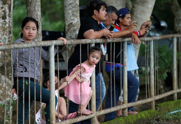 Niños y habitantes de la zona observan los trabajos de rescate en la zona (Reuters)