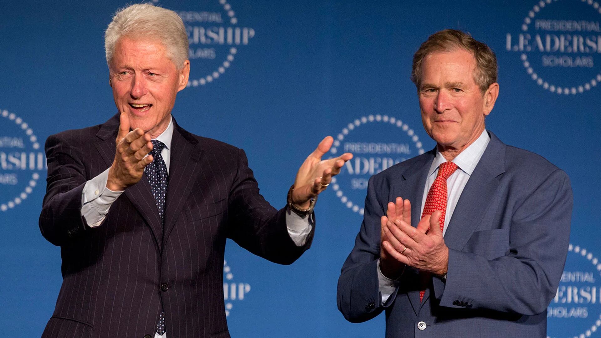 Bill Clinton y George W. Bush guardan una buena amistad. La imagen de ambos creció una vez que dejaron la Casa Blanca (AP)