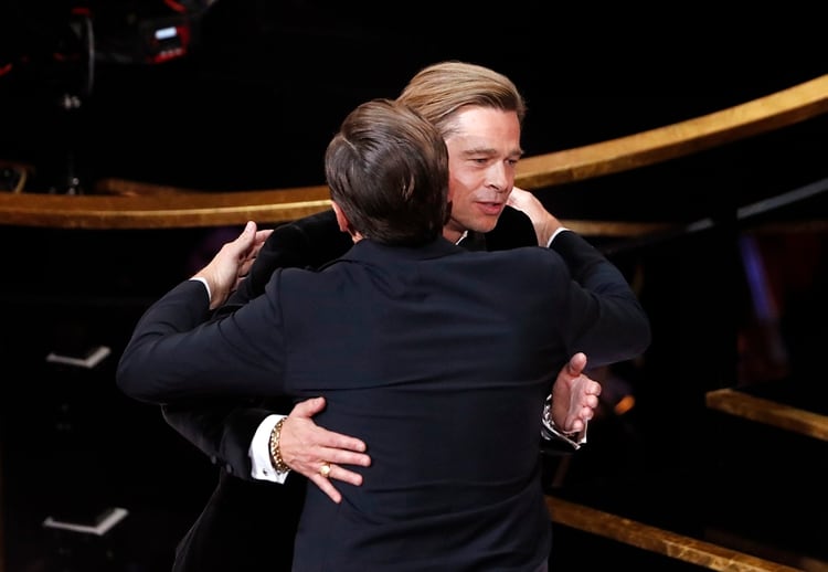 Brad Pitt se abraza con Leonardo DiCaprio tras ganar su primer Oscar como actor por 