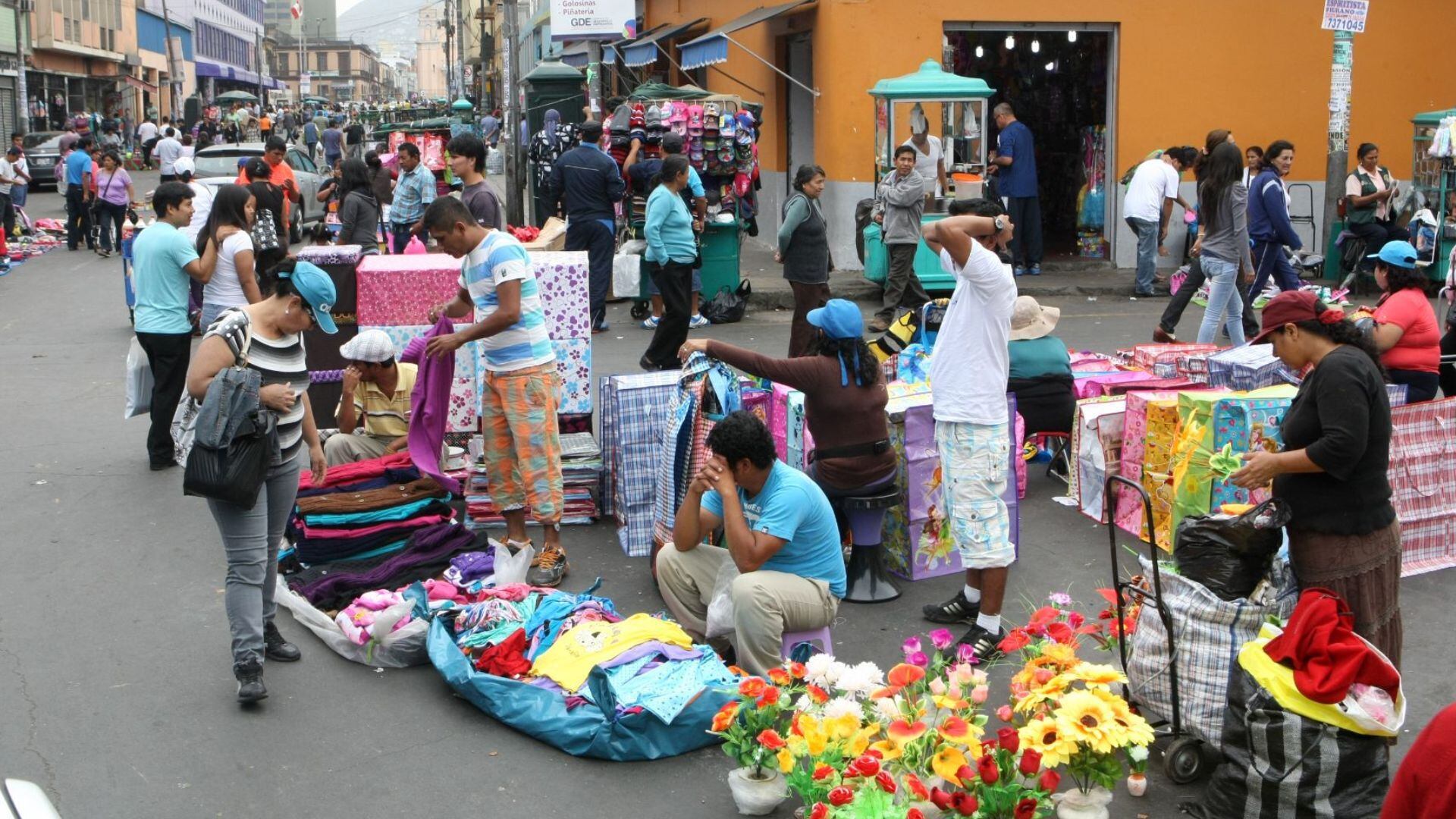 Comerciantes de galerías Grau exigen que reubiquen a ambulantes de Mesa Redonda y Mercado Central