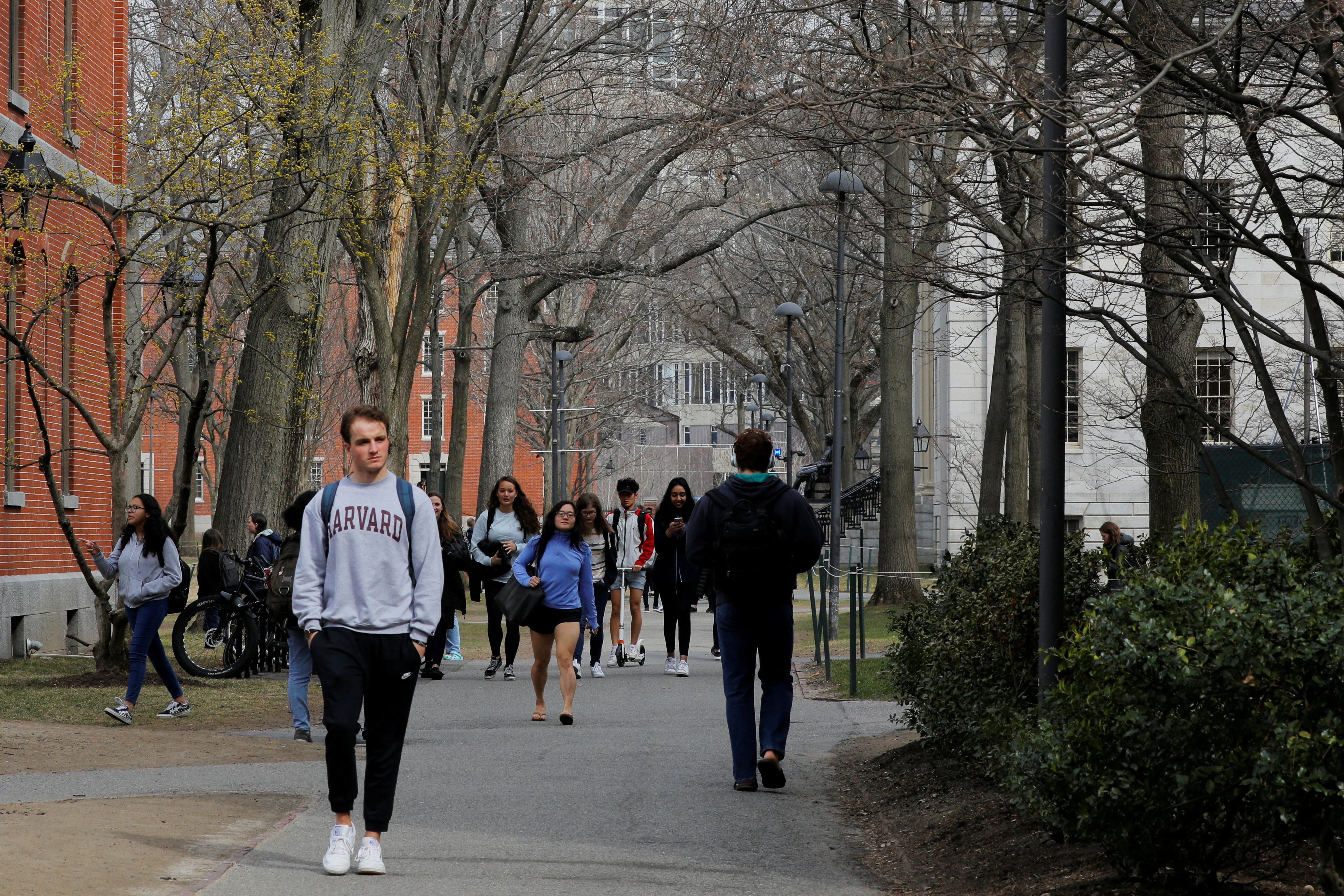 El caso contra Harvard, también decidido el jueves, acusó a la universidad de discriminar a los estudiantes asiático-estadounidenses al emplear estándares subjetivos para limitar el número de estudiantes aceptados (REUTERS/Brian Snyder/File Photo)