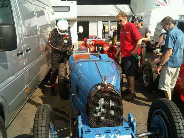 Nick a punto se subirse a una Bugatti T 35, de mediados de los años 20. Es el modelo en el que empieza a gestarse la leyenda de la marca. Invalorable...
