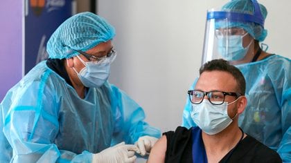 El doctor Franklin Salazar recibe la vacuna en Quito (EFE/ Jose Jacome)