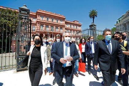 Alberto Fernández junto a Sergio Massa y Vilma Ibarra caminan al CCK para el homenaje a Néstor Kirchner