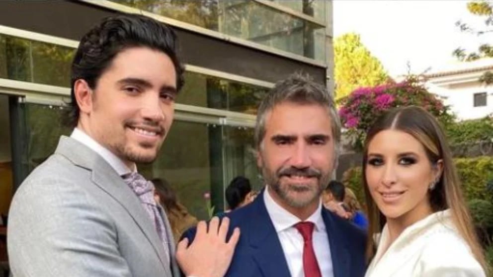 Alejandro Fernández posed for the first time with his granddaughter Mía