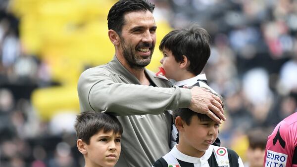 Gianluigi Buffon salió al campo de juego con sus hijos, visiblemente emocionado y feliz (AFP)