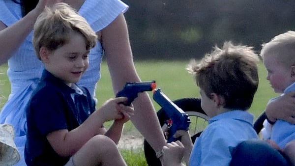 El príncipe George jugando con una pistola de plástico durante un partido de polo benéfico (The Grosby Group)