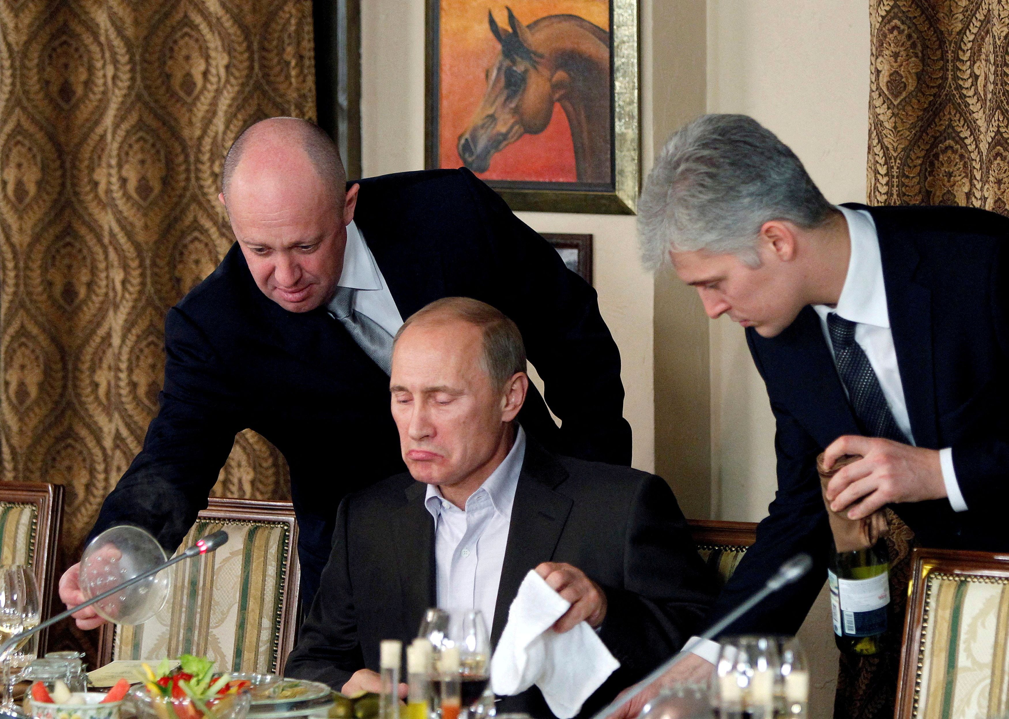 Evgeny Prigozhin (izquierda), el malogrado líder del Grupo Wagner que enfrentó a Putin, era además el encargado de los banquetes para dignatarios extranjeros que visitaban Moscú (REUTERS/Misha Japaridze/Pool/File Photo)