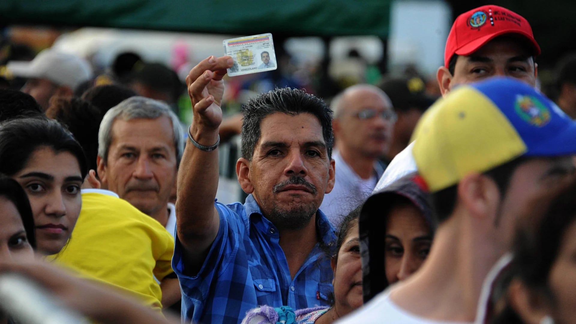 Miles de venezolanos cruzan a Colombia para comprar alimentos AFP