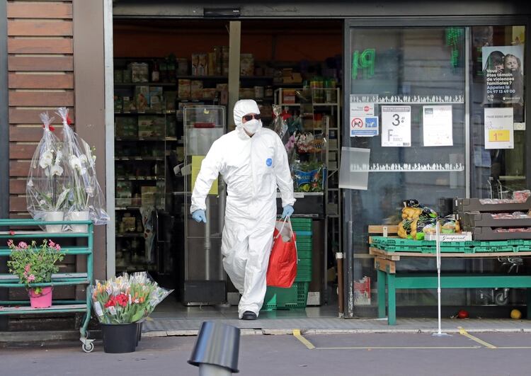 El nuevo coronavirus vació los supermercados de personas y abrió, así, la puerta del ecommerce a un rubro que se había resistido hasta ahora (Reuters/ Eric Gaillard)