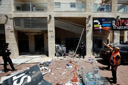 La polizia israeliana opera e un missile sparato dalla Striscia di Gaza ha colpito un centro commerciale ad Ashkelon.  (Reuters / Amir Cohen)