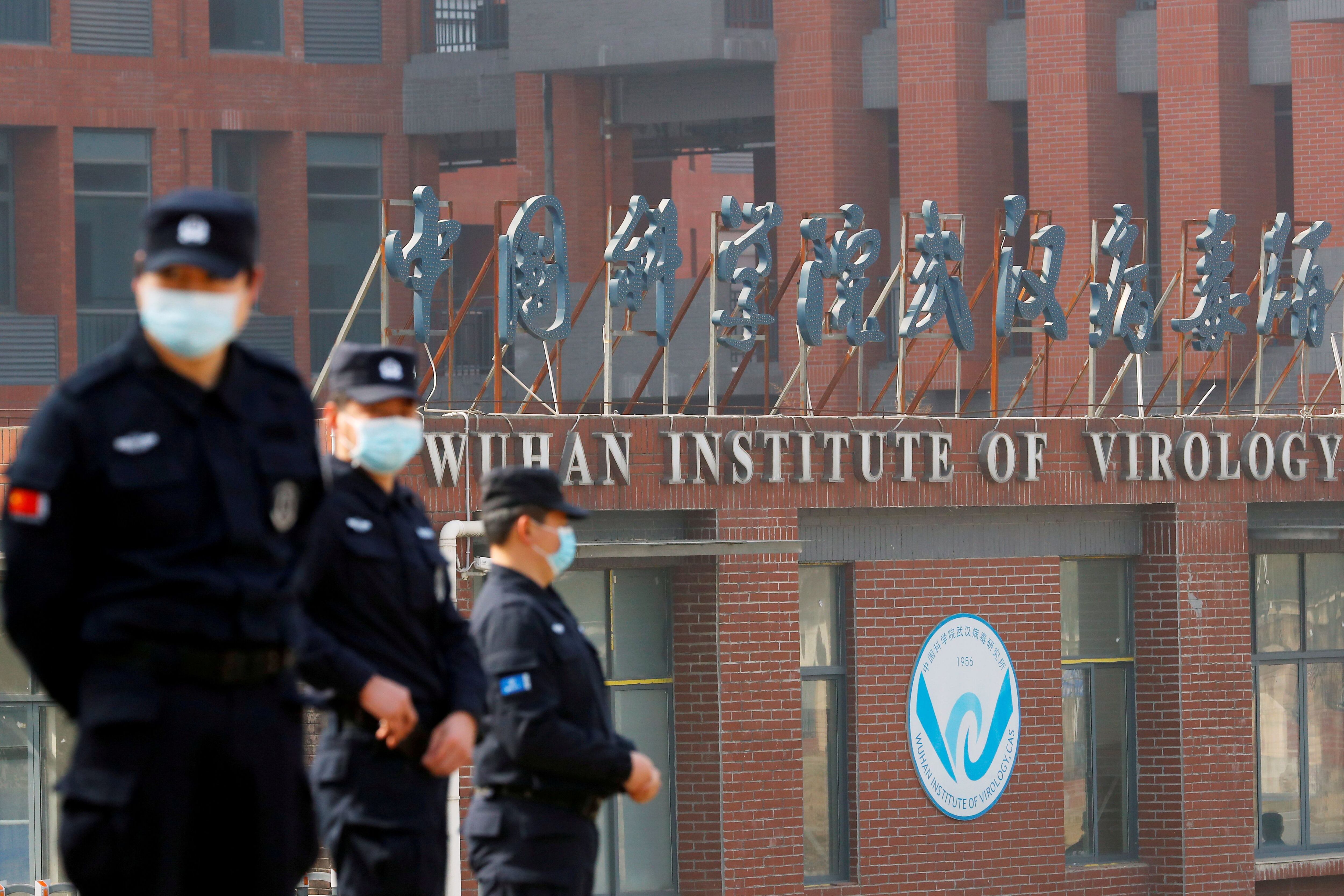 FOTO DE ARCHIVO: Personal de seguridad vigila el exterior del Instituto de Virología de Wuhan (Reuters)