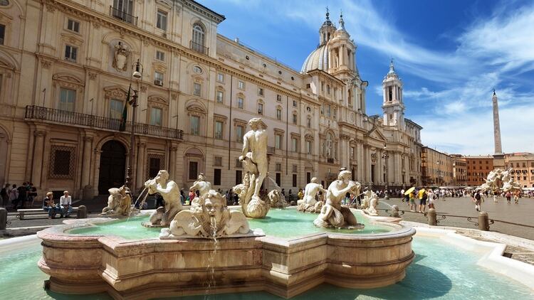 Al igual que París, Roma alberga algunas de las atracciones turísticas más románticas del mundo. Desde los atractivos paseos en moto por la Fontana de Trevi hasta las impresionantes vistas desde encantadores hoteles, es fácil sentirse envuelto en un abrazo sensual cada vez que visita Roma