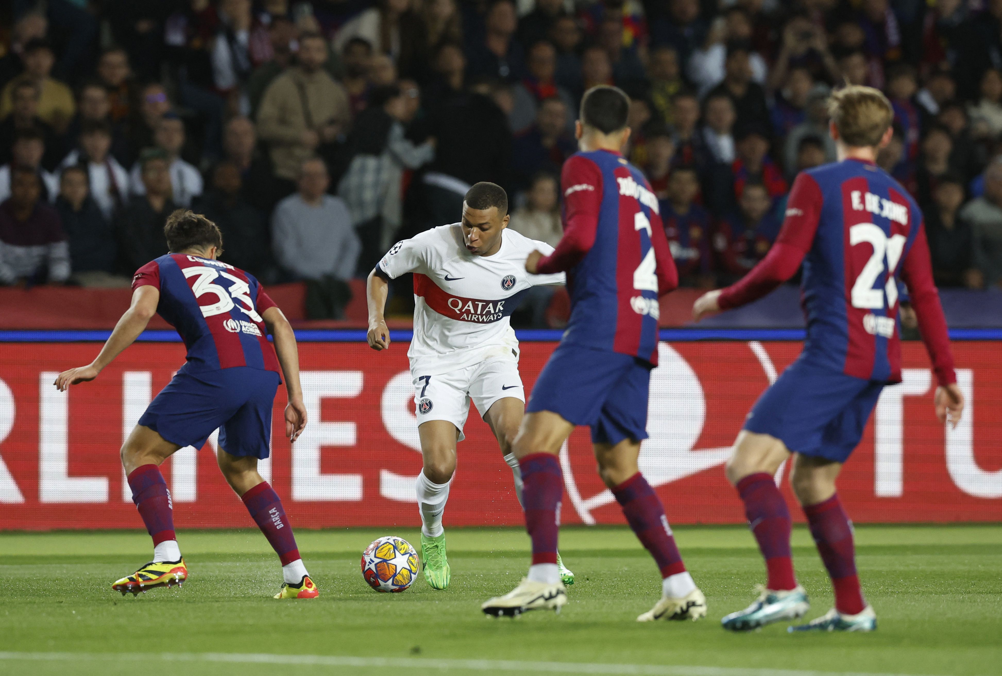 Kylian Mbappé en acción ante el Barcelona (REUTERS/Albert Gea)