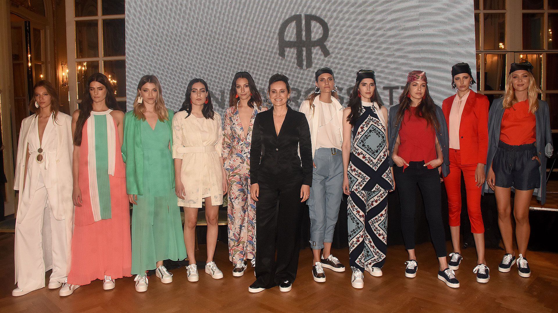 Andrea Rossatti junto a sus modelos