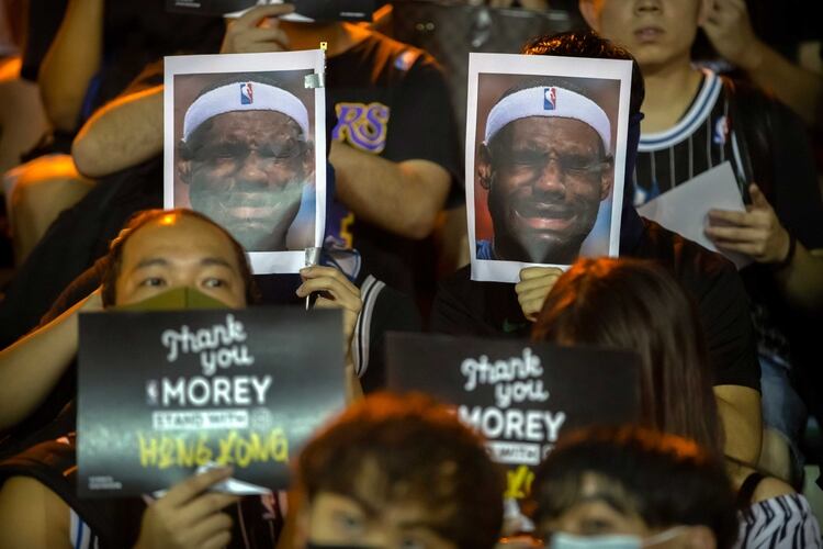 En Hong Kong protestaron con caretas de LeBron James llorando (AP)