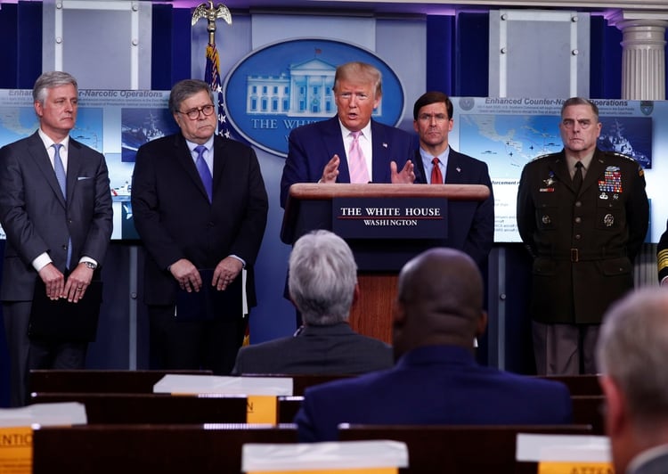 El presidente Donald Trump comparece ante la prensa rodeado del asesor de Seguridad Nacional Robert O'Brien, el fiscal general William Barr, el secretario de Defensa Mark Esper y el general Mark Milley en la Casa Blanca (REUTERS/Tom Brenner)