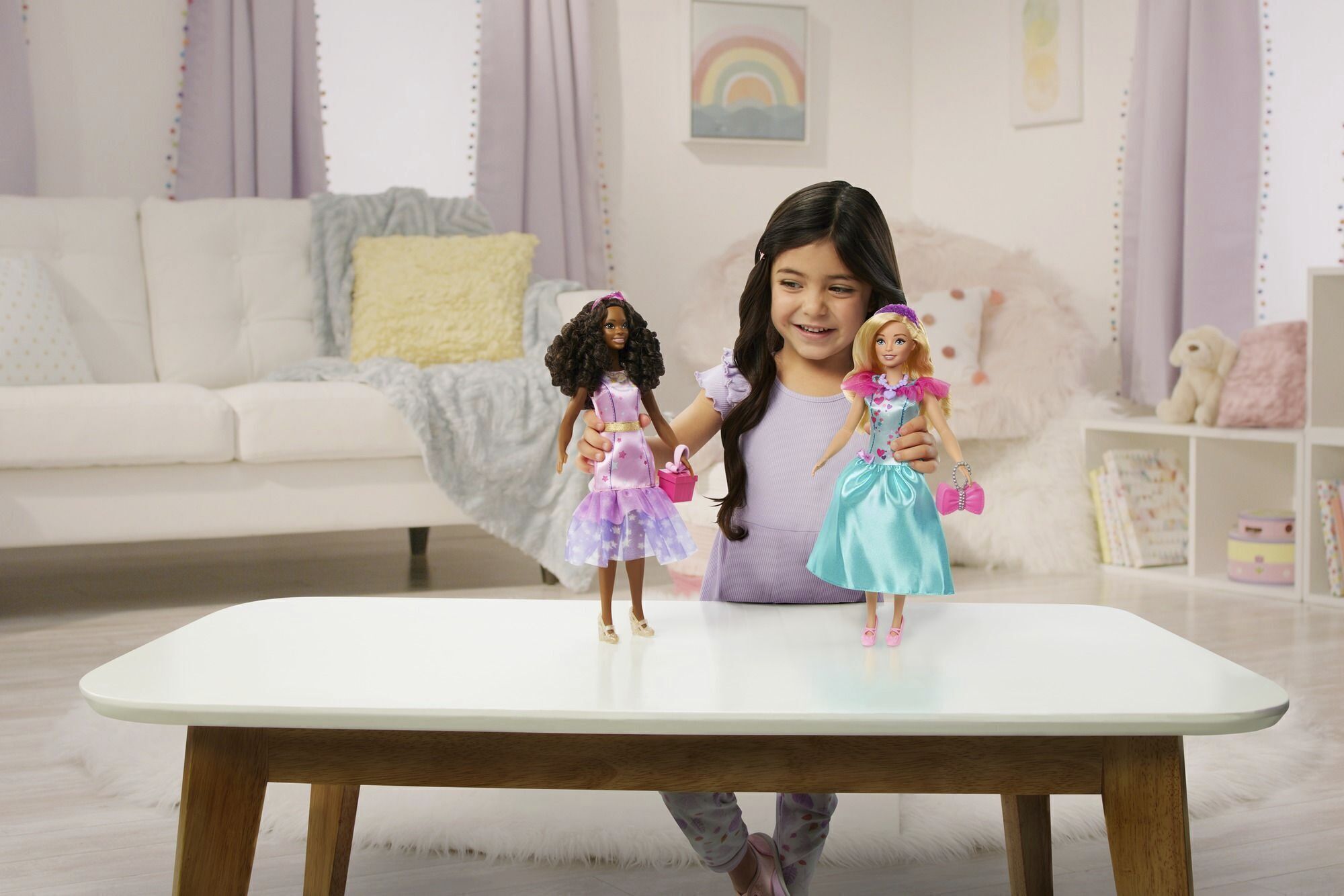 Los testimonios se repiten: niñas que jugaron con muñecas, infancias felices, adolescencias problemáticas (Mattel vía AP)