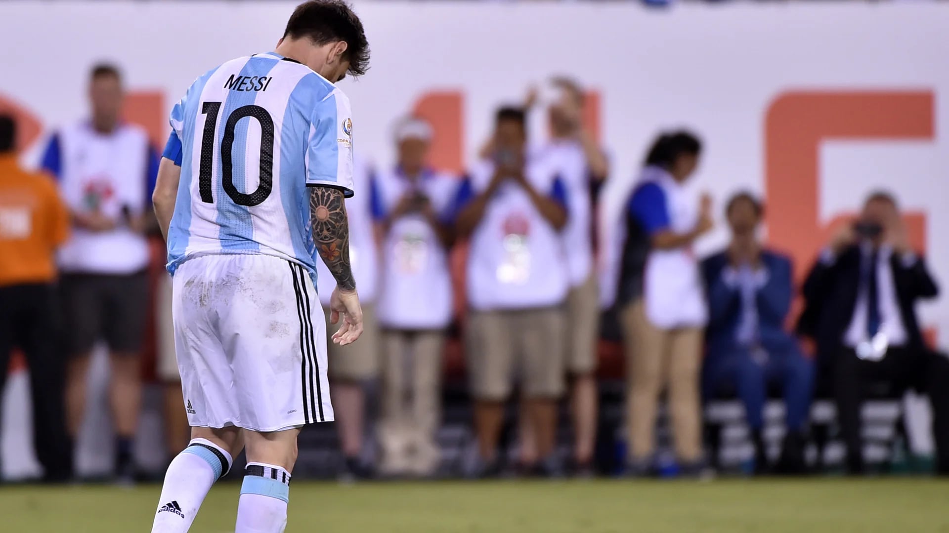 La decepción de Lionel Messi luego de errar el primer penal de la serie (AFP)