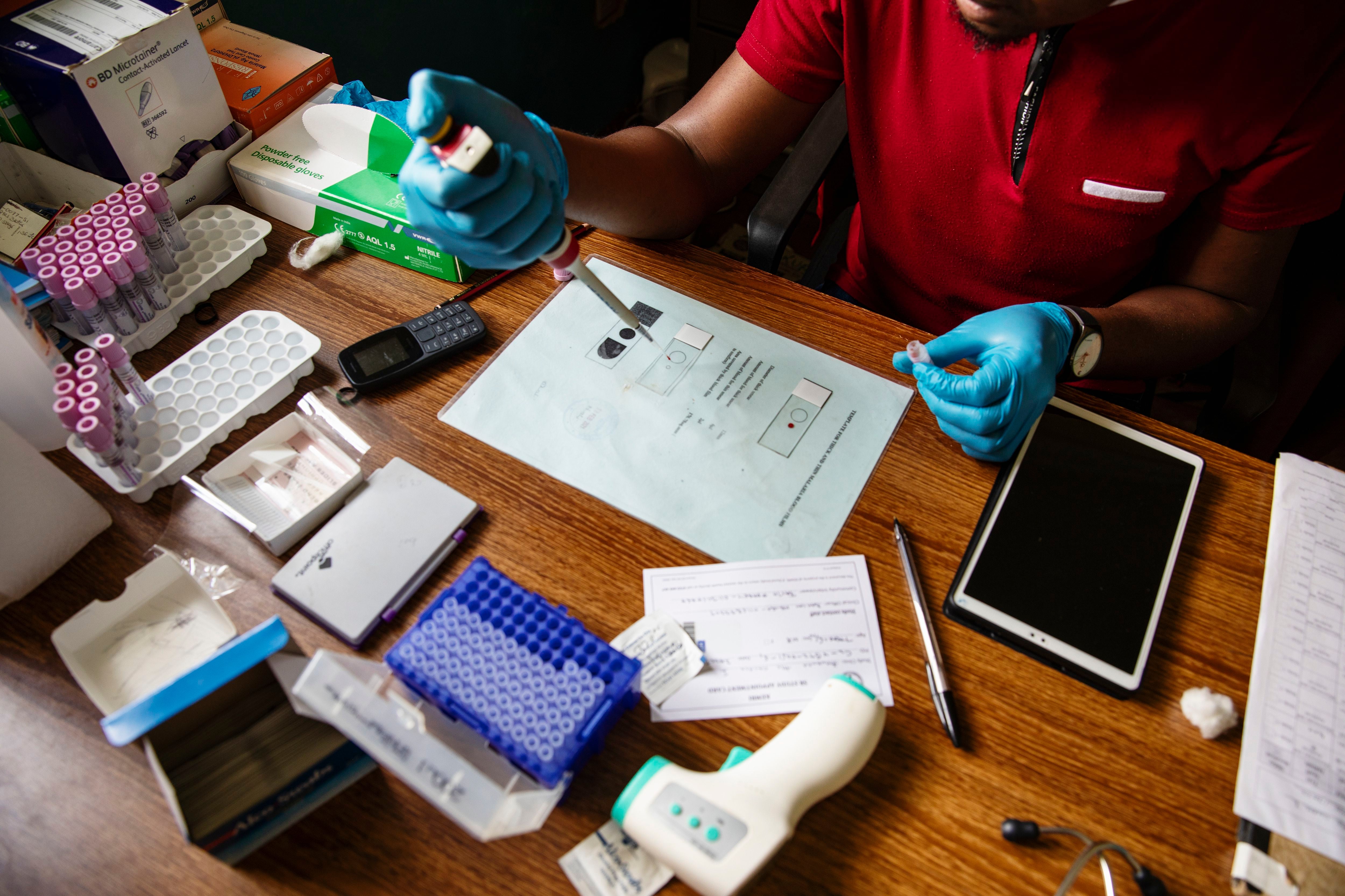 La vacuna R21 contra la malaria ha demostrado resultados prometedores en un ensayo clínico que involucró a 4,800 niños en cuatro países africano (Malin Fezehai/The New York Times)