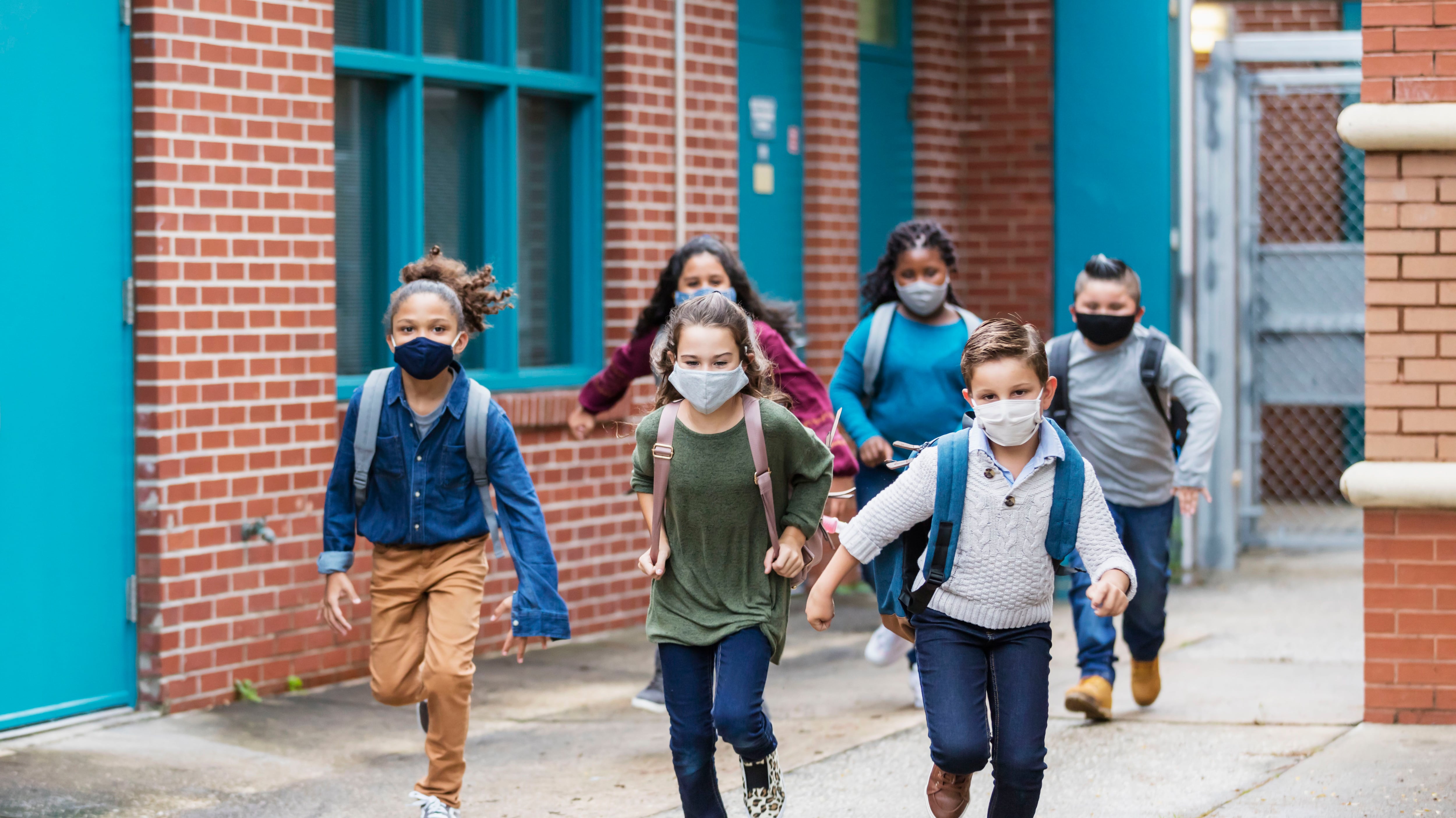 Los investigadores analizaron las respuestas de 580 padres que tenían a su cargo hijos menores de 18 años que vivían con ellos durante el transcurso de la pandemia (Getty)
