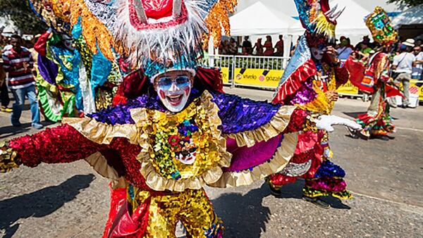Los desfiles de disfraces y las carrozas florales se hacen presentes durante los festejos (Getty Images)