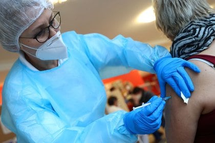 Imagen de archivo de Corina Naujoks, miembro del equipo de vacunación de la Cruz Roja Alemana inyecta la vacuna de Pfizer-BioNTech contra el COVID-19 a una empleada de un hogar de ancianos en Dillenburg, Alemania. 7 de enero, 2021.  REUTERS/Kai Pfaffenbach/Archivo
