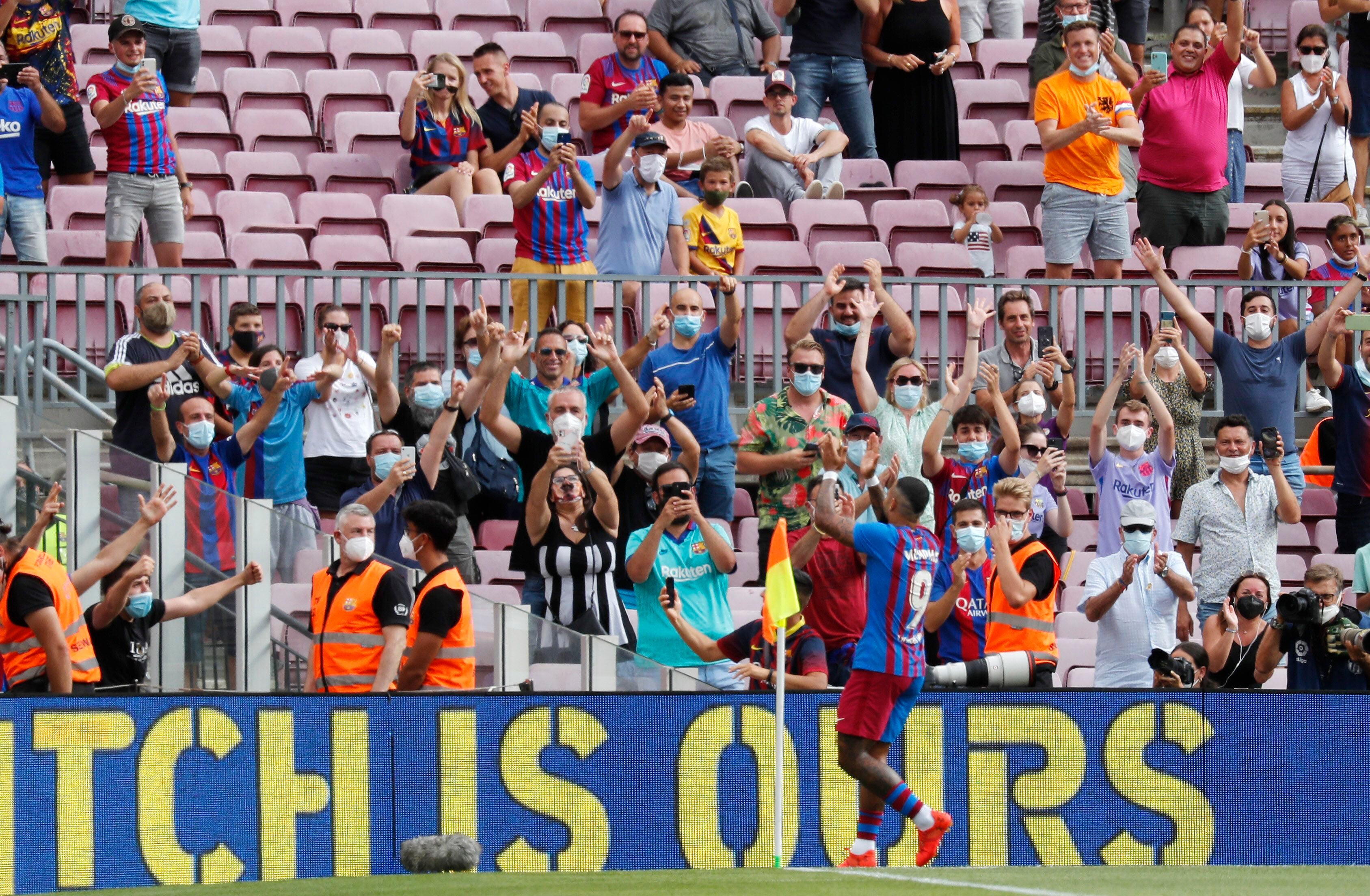 Memphis Depay lucha para ganarse al público del Barcelona (Foto: REUTERS)