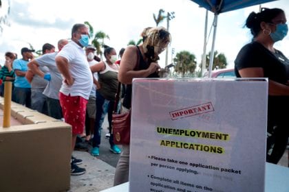 La cifra semanal de solicitudes de subsidio por desempleo en Estados Unidos bajó levemente a 787.000 la semana pasada. EFE/Cristobal Herrera/Archivo
