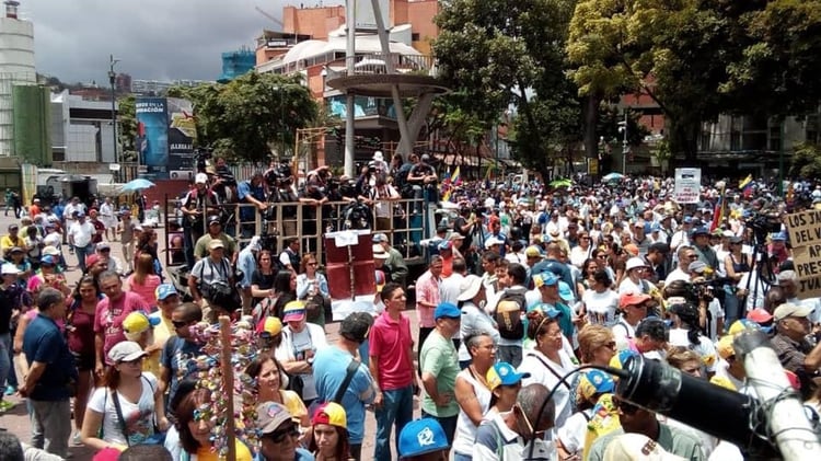 Miles de personas salieron a protestar contra Maduro (@Presidencia_VE)