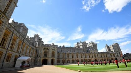 La Reina Isabel II, de 94 años, apareció este sábado en público con motivo de su cumpleaños oficial, pero esta vez en el castillo de Windsor, en lugar de Londres, con menos pompa y sin multitud, debido a la pandemia de la COVID-19 (TOBY MELVILLE / POOL / AFP)