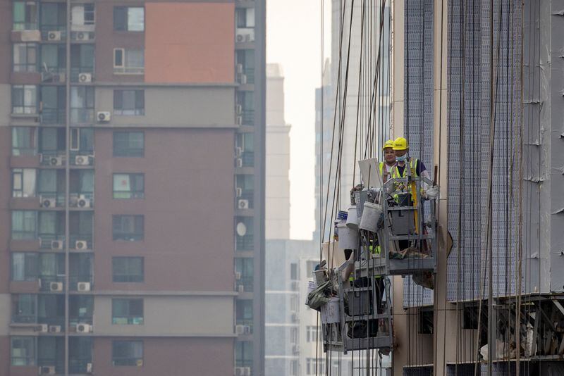FOTO DE ARCHIVO. Hombres trabajan en la obra de construcción de un edificio de apartamentos en Beijing, China. 29 de julio de 2023. REUTERS/Thomas Peter