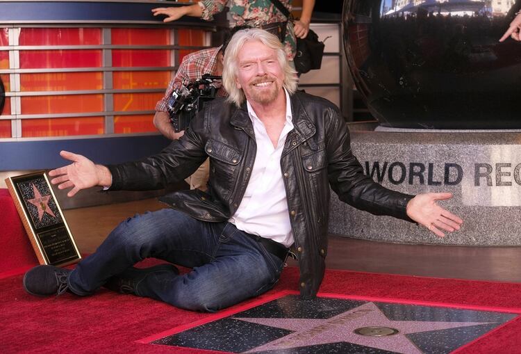 Richard Branson, posando junto a su estrella en el Paseo de la Fama de Hollywood, la número 2.647 (Ringo Chiu/ZUMA Wire/Shutterstock)