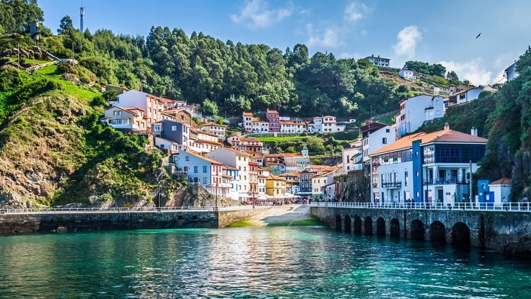 La comunidad autónoma de España de Asturias se encuentra a lo largo del Golfo de Vizcaya, es densa con árboles que se extienden por las laderas, salpicados de pantanos salvajes y playas ordenadas (Shutterstock)