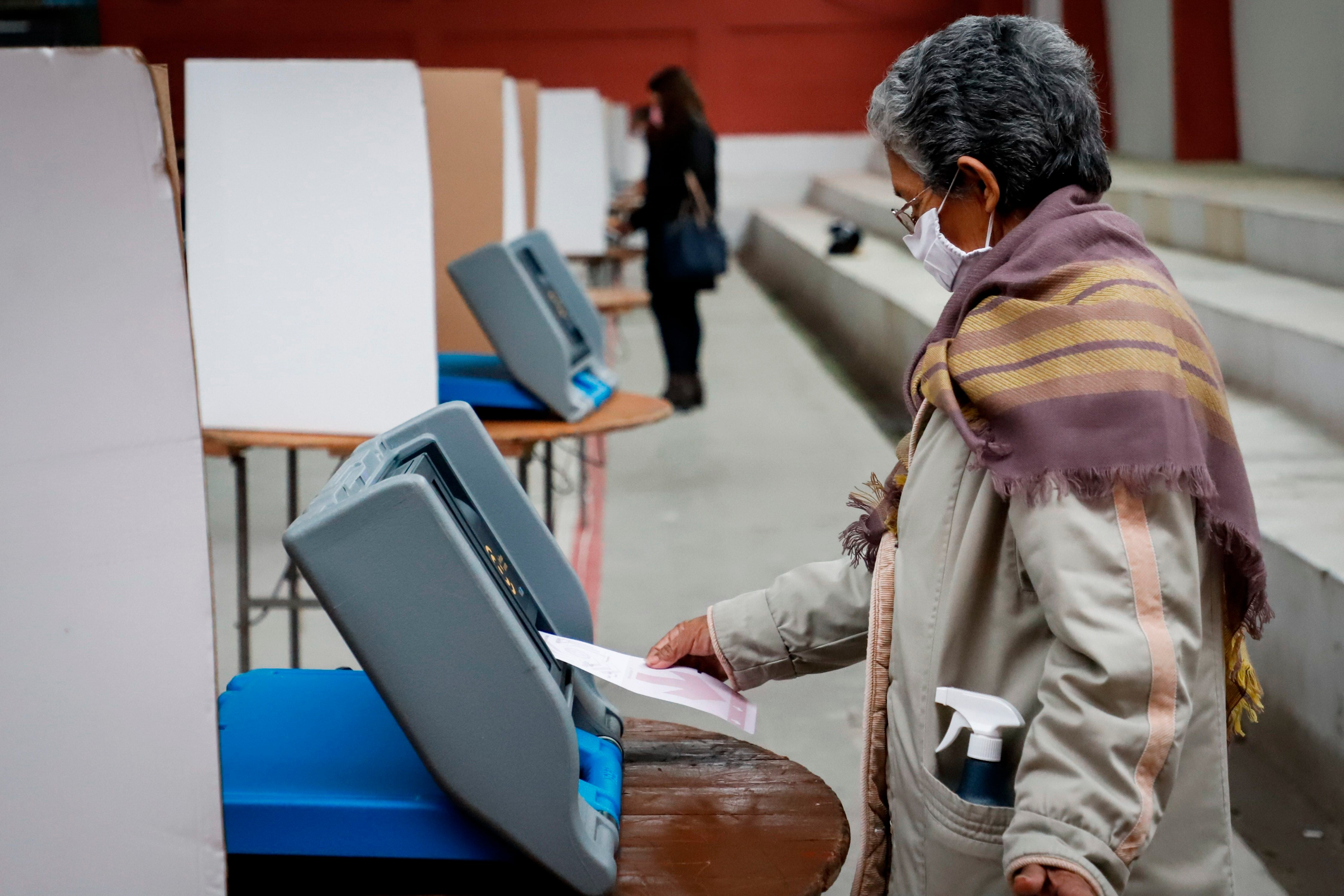 Una mujer vota en Paraguay (EFE/Nathalia Aguilar)