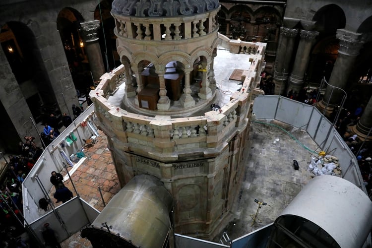El templete que rodea la tumba de Jesús en la Iglesia de la Resurrección en Jerusalén. Su restauración permitió confirmar su antigüedad (Reuters)