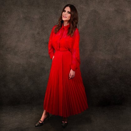 Laura Pausini también optó por el color rojo para los premios. La cantante eligió un conjunto de dos piezas, una camisa y una falda plisada. Ambos de seda (@goldenglobes)
