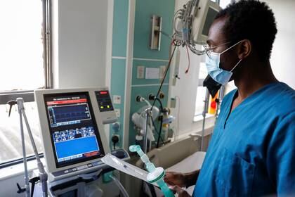 Un trabajador sanitario activa un respirador para tratar pacientes con coronavirus REUTERS/Baz Ratner