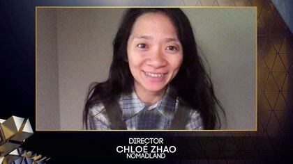 Chloe Zhao recibe el premio BAFTA a Mejor Dirección por "Nomadland" durante la edición 74 de los premios de la Academia Británica de las Artes Cinematográficas y de la Televisión en Londres (Reuters)