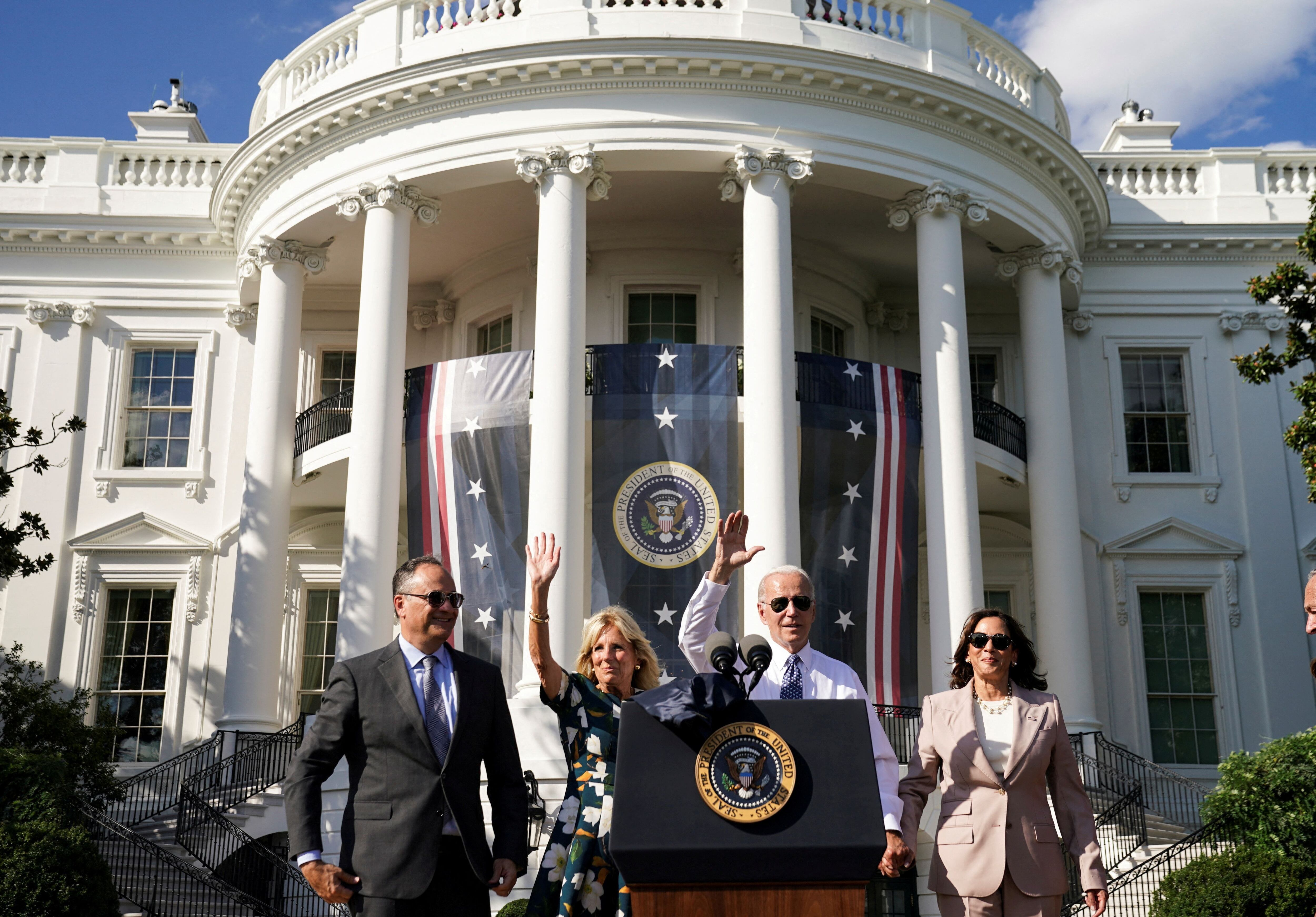 Joseph Biden, y su vice, Kamala Harris, con sus respectivas esposa y esposo, el día que celebraron en la Casa Blanca la aprobación del "Acta de Reducción de la Inflación" (IRA, por su sigla en inglés) (Reuters)
