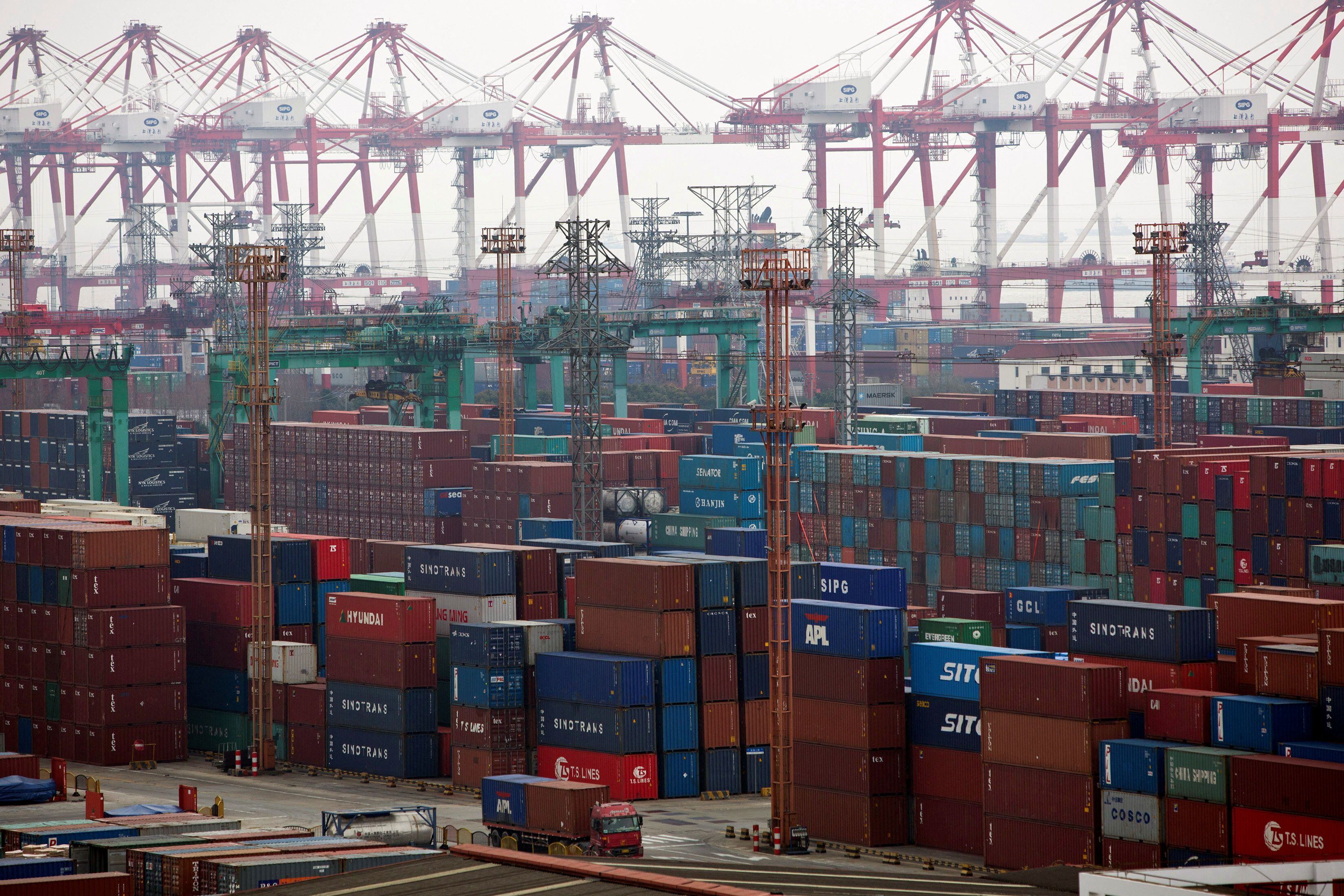Se ven contenedores en un puerto de la Zona de Libre Comercio de Shanghái, 11 de febrero de 2014. REUTERS/Aly Song/Archivo
