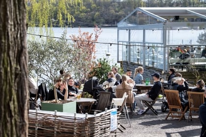 La gente disfruta del clima primaveral en un restaurante al aire libre en Estocolmo, el 26 de abril de 2020. (Jessica Gow/TT Agencia de Noticias/vía REUTERS)