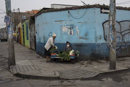 Una mujer rompe la cuarentena en Lima para vender verduras en la calle y poder subsistir (AP/Rodrigo Abd)