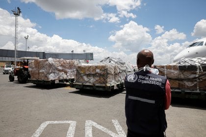 Un trabajador de la OMS supervisa un arribo de equipamiento médico en Nairobi donado por el millonario chino Jack Ma a África para combatir la pandemia por coronavirus REUTERS/Baz Ratner