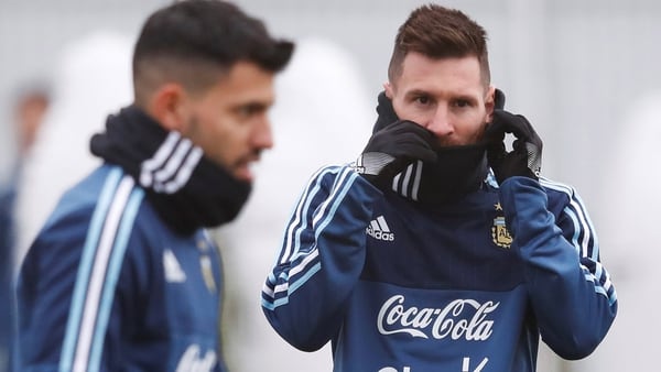 Lionel Messi y Sergio Agüero, sufriendo el frío de Moscú (Reuters)