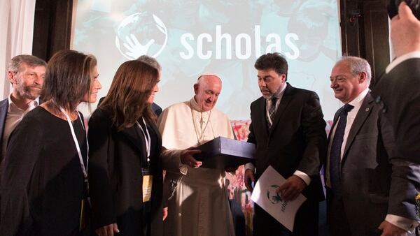 La firma del acuerdo para la realización de estos encuentros: el Papa Francisco con Darío Werthein y José María del Corral en El Vaticano