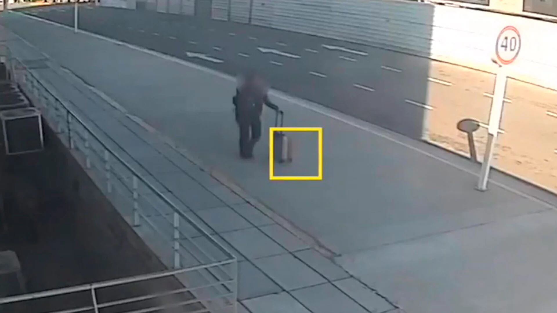 El video que muestra a una empleada del aeropuerto de Ezeiza  mientras roba una valija olvidada