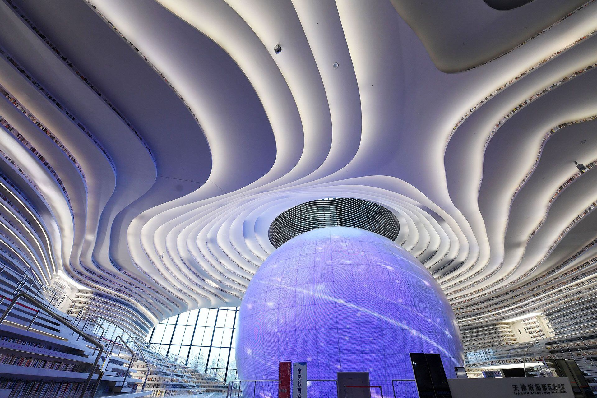 La Biblioteca Tianjin Binhai, en China, fue encargada al estudio de arquitectura holandés MVRDV (Foto: Grosbygroup)